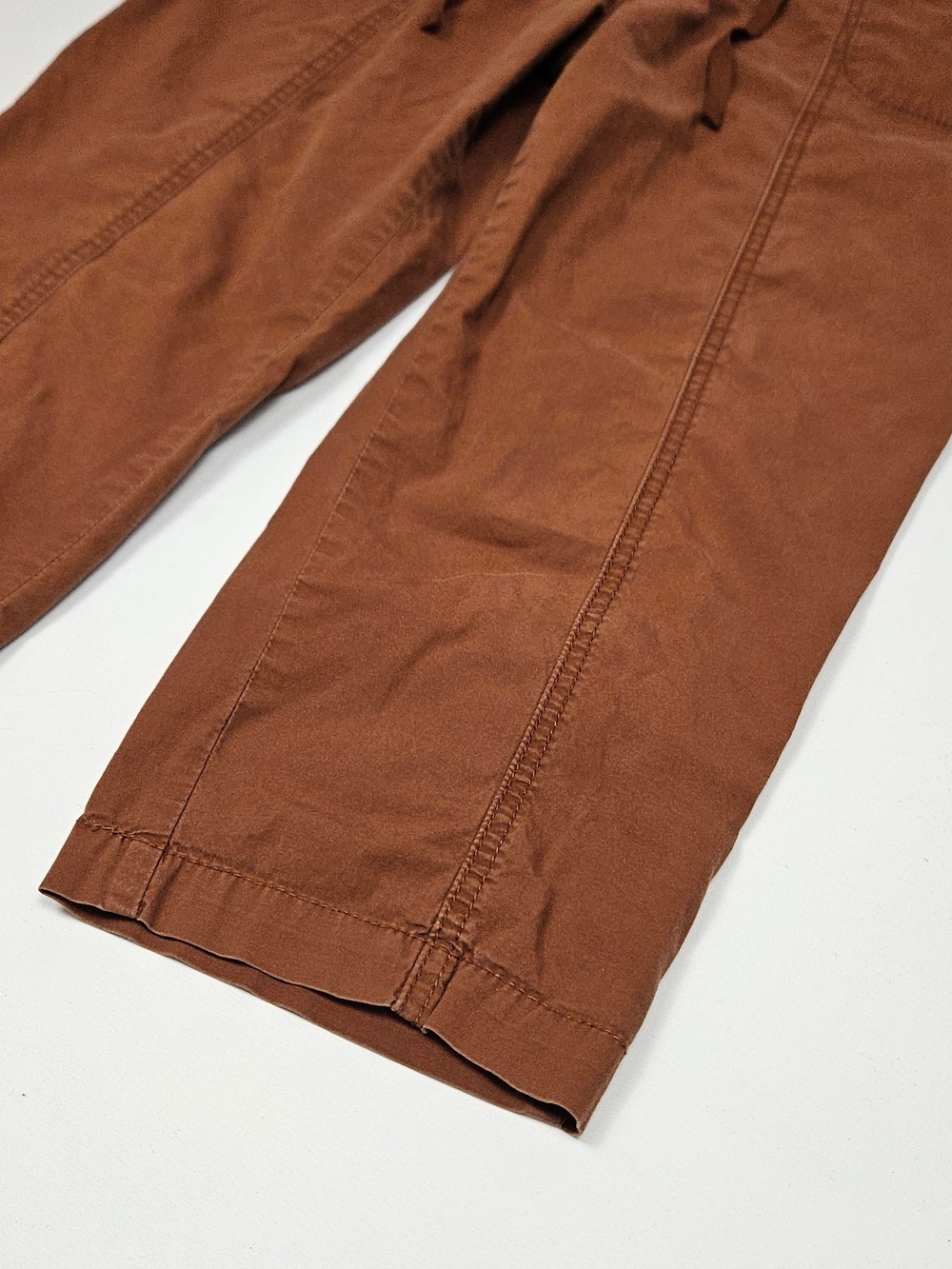 5/$25 Cleo Petites Cropped Cargo Pants Size 8 Brown Rust Roll Tab Stretch Capris - Picture 2 of 10